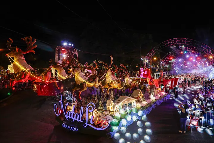 Personagens no Grande Desfile de Natal de Gramado